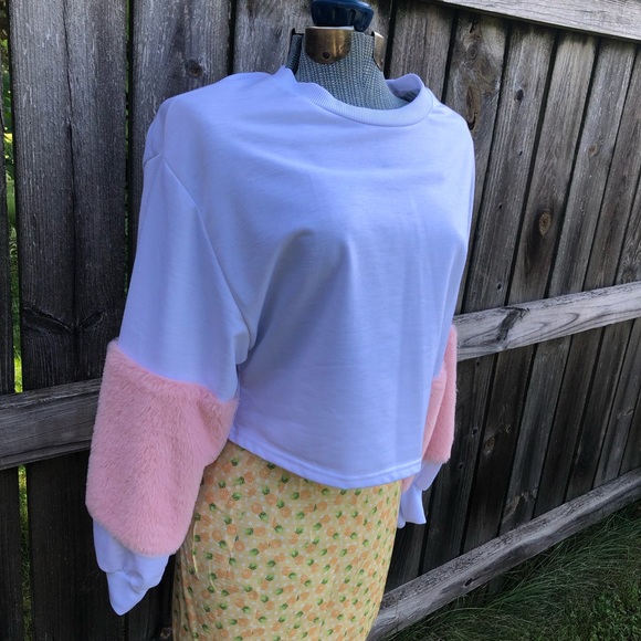 Cropped Faux Fur Shein Sweatshirt - Picture 2 of 8